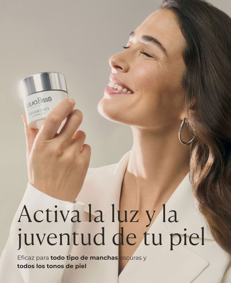 "ACTIVA LA LUZ Y LA JUVENTUD DE TU PIEL Eficaz para todo tipo de manchas oscuras y todos los tonos de piel"