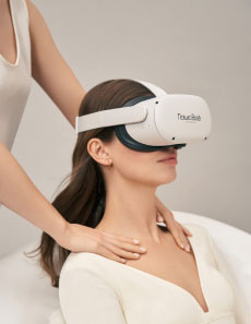 mujer usando casco de realidad virtual